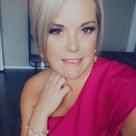 Meet your Posher, Stacy - Picture 2 of 2